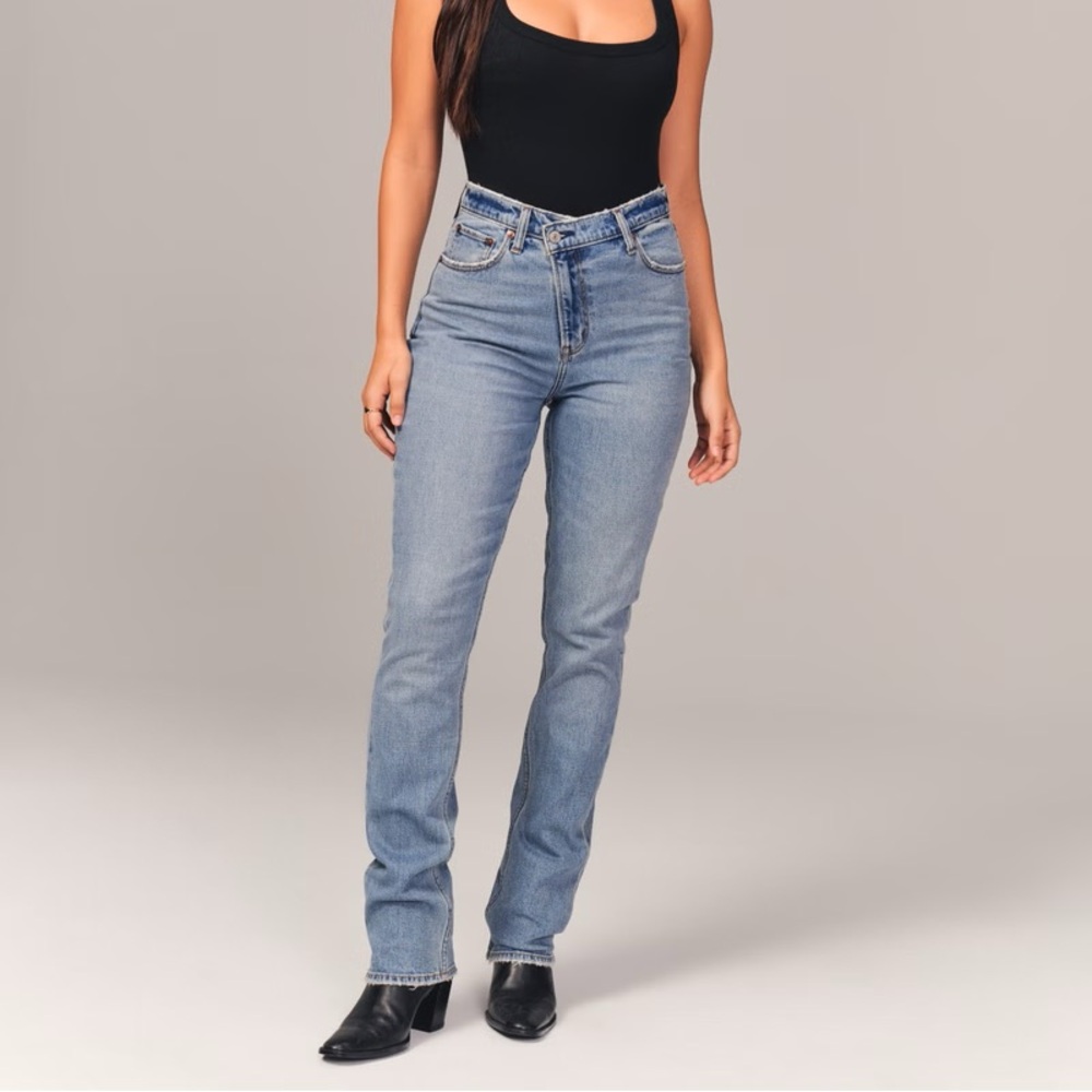 NWT Abercrombie & fitch Ultra High Rise 90s Slim Straight Jean. Size 34/18s